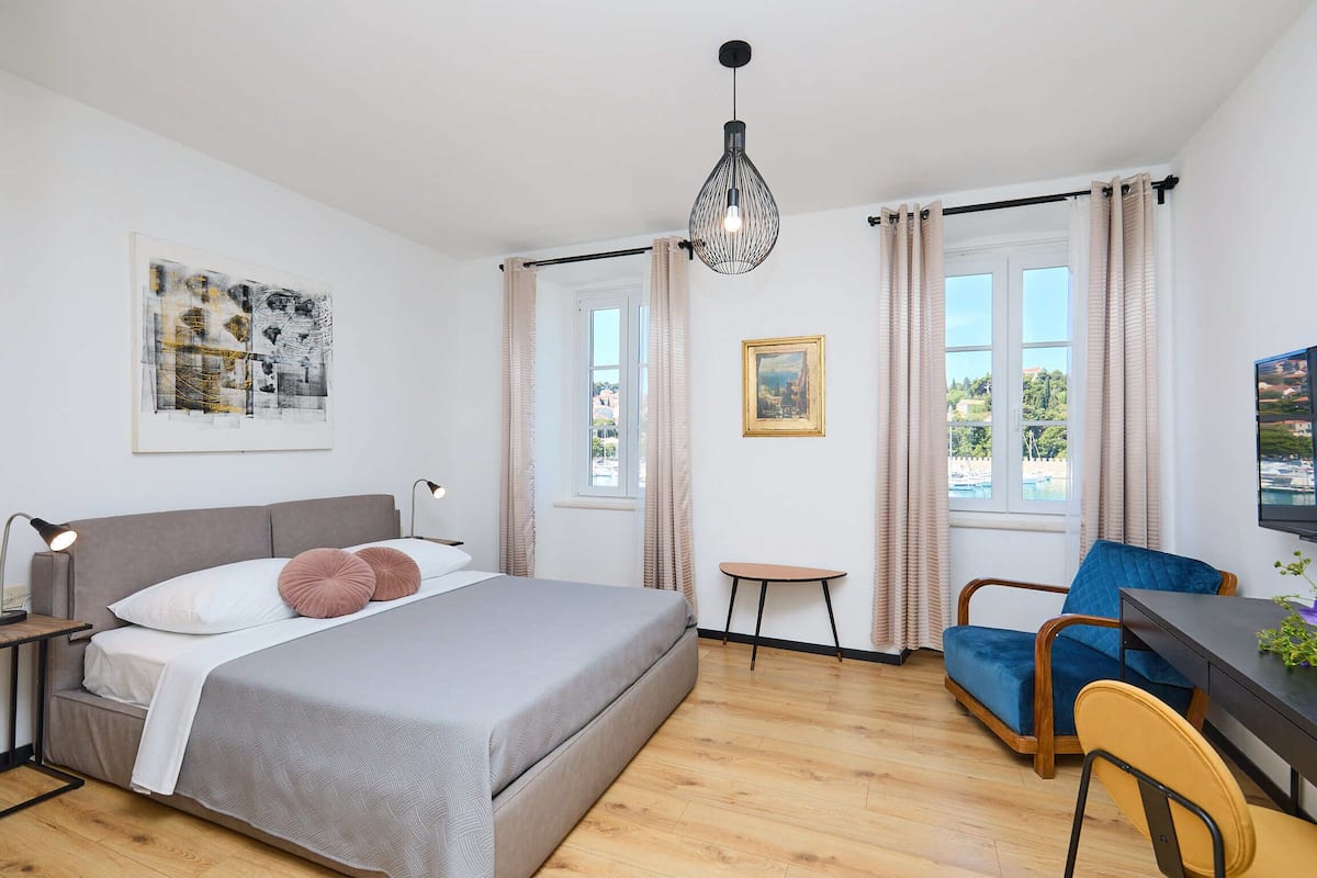 Comfort Room (0 Bedroom) | Free WiFi, bed sheets