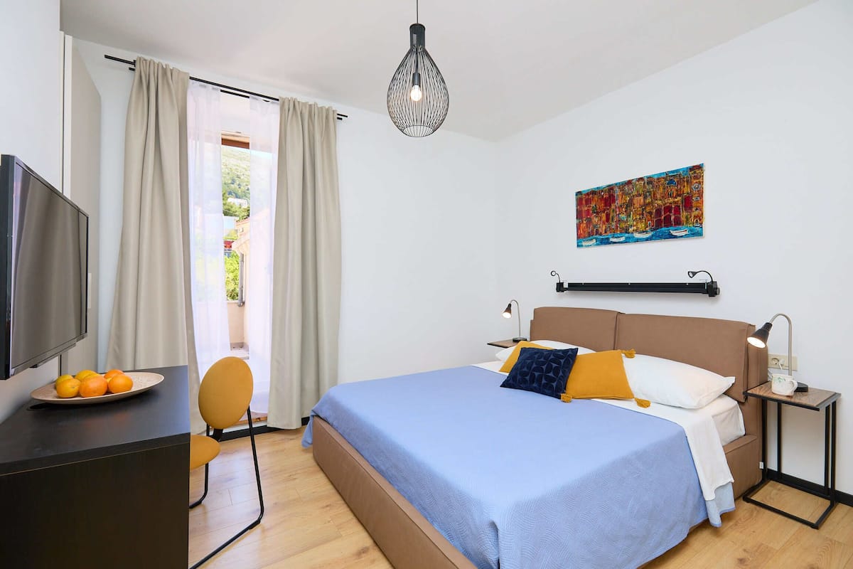 Superior Room, 1 Queen Bed, City View (0 Bedroom) | Free WiFi, bed sheets