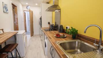 Frigorifero, lavastoviglie, bollitore elettrico, tostapane