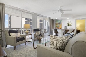 Appart'hôtel, plusieurs lits, balcon (803 - No Pets Allowed) | Coin séjour | Télévision