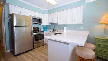 Condo, 1 habitación | Cocina privada | Refrigerador, cafetera y tetera y tostadora