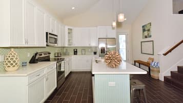 Townhome, 4 Bedrooms | Private kitchen | Fridge, oven, coffee/tea maker, toaster