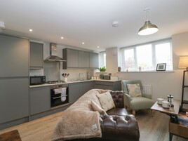 Geladeira, lava-louças, chaleira elétrica, torradeira