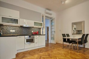 Apartment | Eigene Küche | Kühlschrank, Mikrowelle, Ofen, Herdplatte