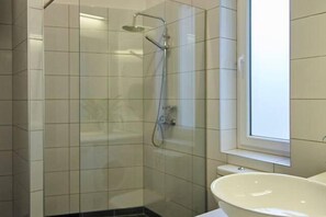 Shower, hair dryer, towels - 1 Bedroom Apartment Sleeps 2 -balcony -lift Access (Budapest)