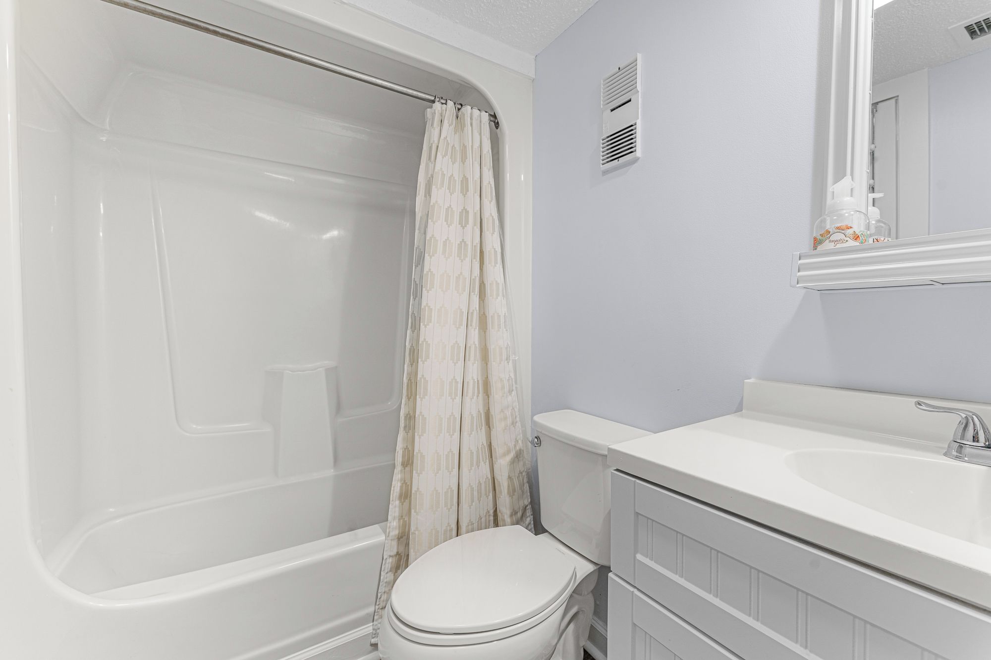 Un baño con bañera, inodoro y lavabo.