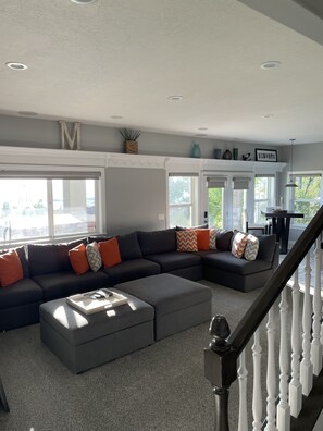 Smart TV, caminetto, impianto stereo