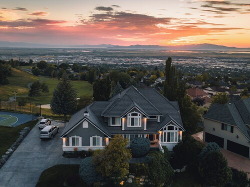 Sunset Views! Indoor Sport Court, Pool table, Golf Course, 12 min to downtown 