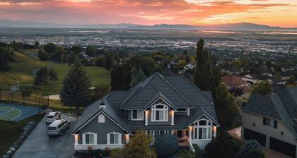 Sunset Views! Indoor Sport Court, Pool table, Golf Course, 12 min to downtown