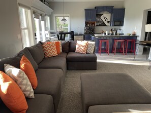 Smart TV, caminetto, impianto stereo