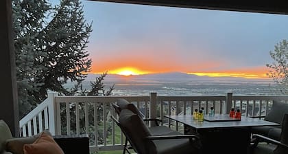 Sunset Views! Indoor Sport Court, Pool table, Golf Course, 12 min to downtown