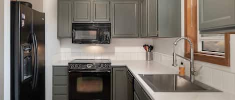 Geladeira, micro-ondas, fogão, cooktop