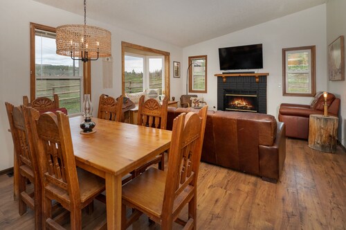 Cozy Modern Cabin Surrounded by Nature + Pet Friendly!