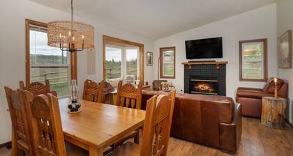 Cabin Surrounded by Nature + Pet Friendly! - Cozy & Modern