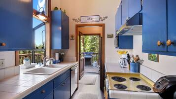 Réfrigérateur, micro-ondes, plaque de cuisson, lave-vaisselle