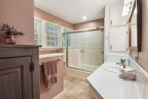 Combined shower/bathtub, hair dryer, towels - Fairway Vacation Rental Cabin - Walk to Lake, On Golf Course (Tahoe Vista)