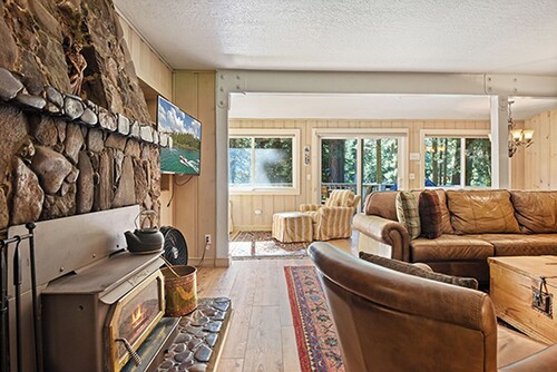 Fairway Vacation Rental Cabin - Walk to Lake, On Golf Course