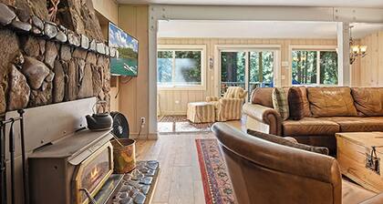 Fairway Vacation Rental Cabin - Walk to Lake, On Golf Course