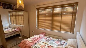 Basic Apartment, Multiple Beds - Cosy 2BD Flat With Patio - 1 min to Little Venice (London)
