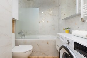 อพาร์ทเมนท์, 2 ห้องนอน, ระเบียง | ห้องน้ำ | ผ้าเช็ดตัว