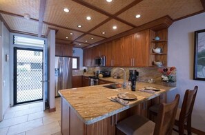 Kondominium, 2 kamar tidur | Dapur pribadi | Lemari es, oven, kompor, dan mesin pembuat kopi/teh