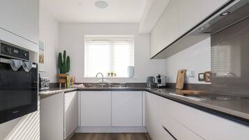 Cottage | Private kitchen | Fridge, dishwasher, electric kettle, toaster