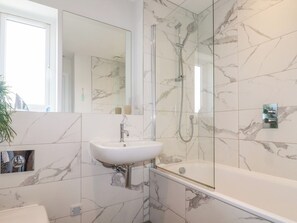 Cottage | Bathroom | Shower, hair dryer - The Waves (Newquay)