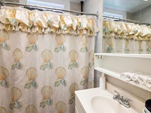 Casa, varias camas, cocina | Baño | Amenidades de baño de diseñador, toallas, papel de baño 