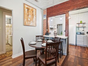 Casa, varias camas, cocina | Restaurantes