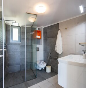 Casa, para fumadores | 1 habitación y internet 