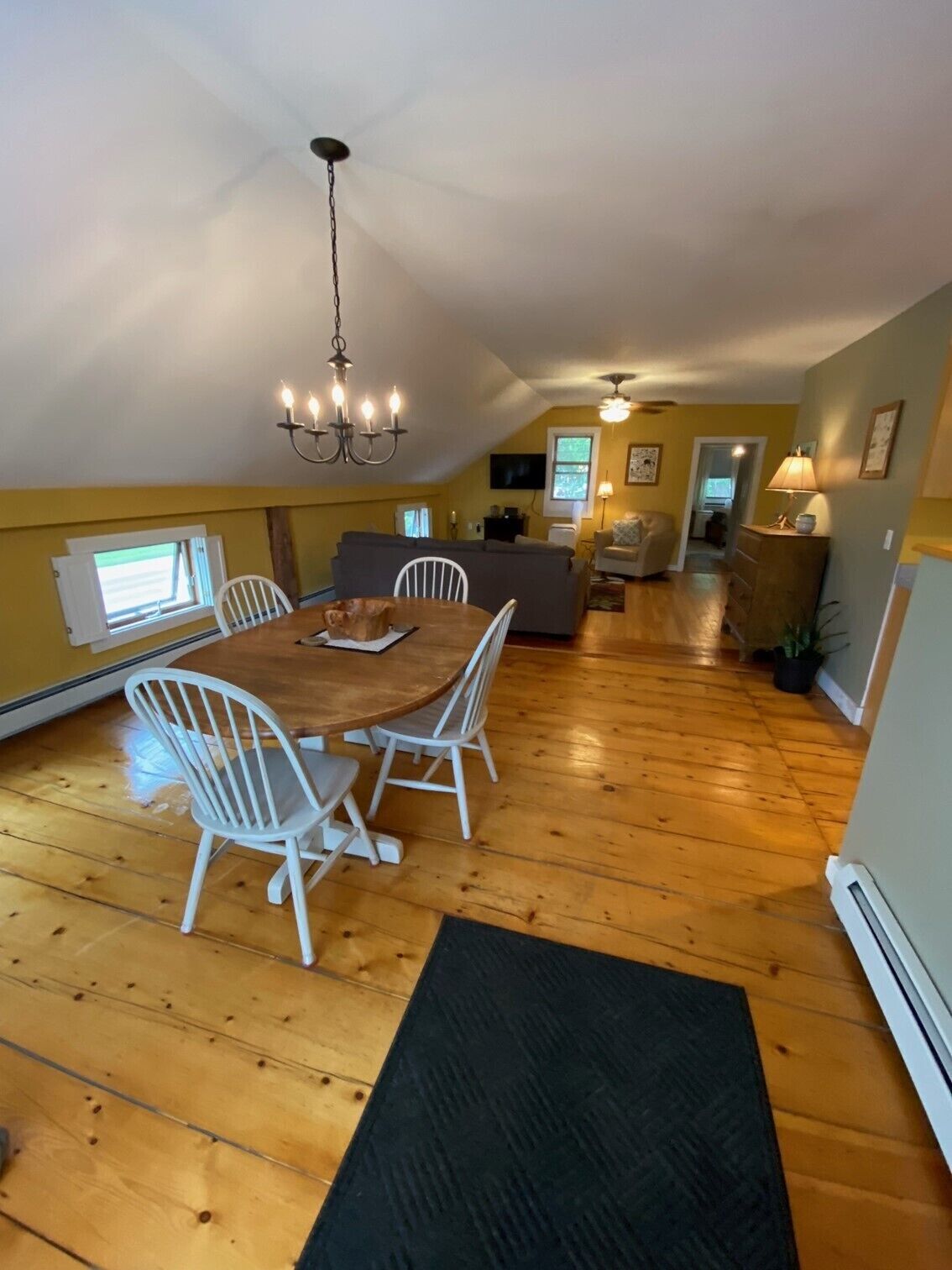 Large 1 bedroom Apartment on Main Street in Jeffersonville. 