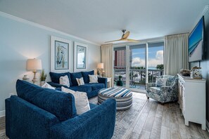 Condo, 2 Bedrooms | Living area