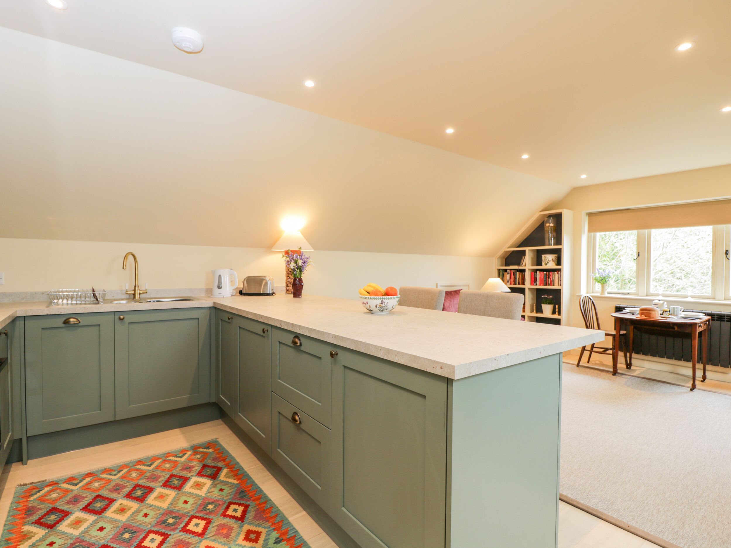 Een koelkast, een vaatwasser, een waterkoker, een broodrooster