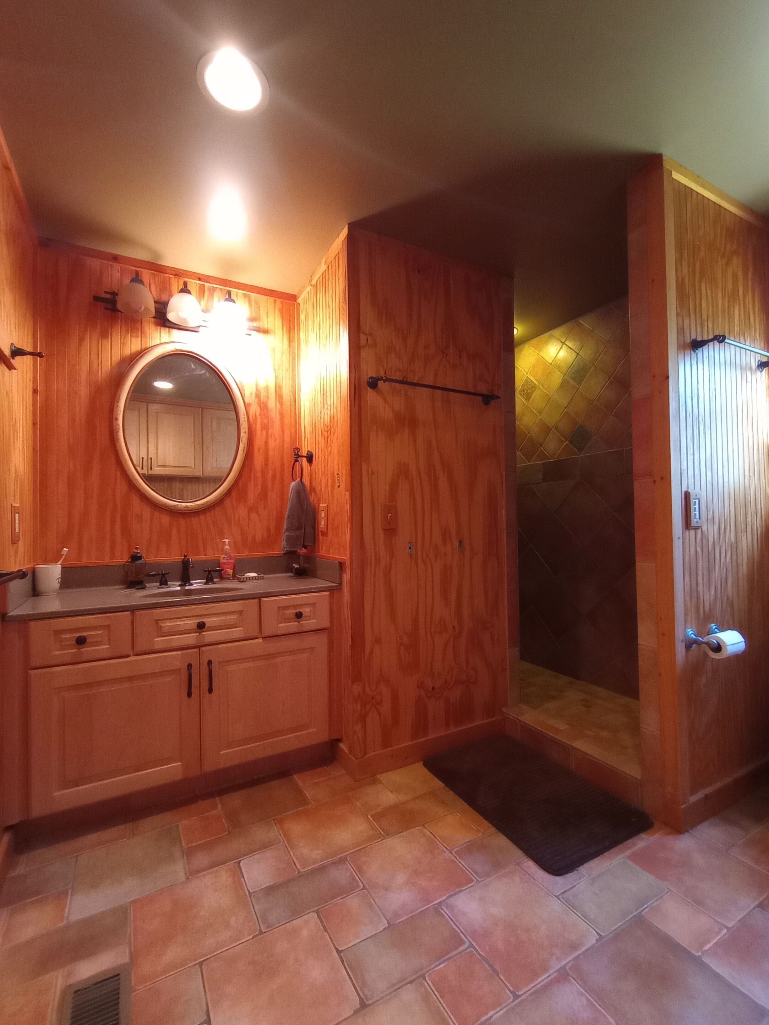 Douche, serviettes fournies, savon, papier toilette