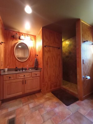 Regadera, toallas, jabón, papel de baño 