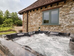 Outdoor spa tub - The Shippon (Honiton)