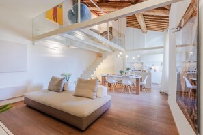 A modern interior with a sofa, dining area, and kitchen. - Casa Sabrina in Lucca (Lucca)