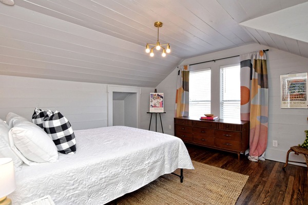 Upstairs bedroom, queen bed
