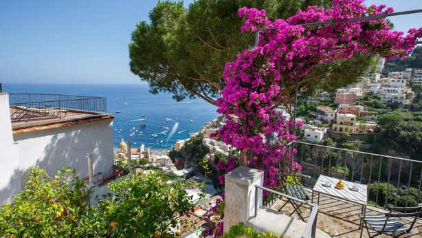 A balcony with a view of the sea and buildings. - Villa Field in Positano (Positano)
