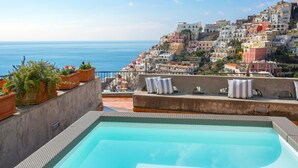 A rooftop pool with a view of a coastal town. - Villa Field in Positano (Positano)