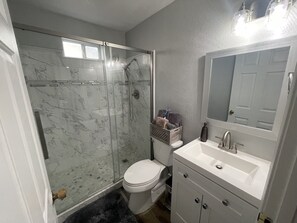Douche, sĂšche-cheveux, serviettes fournies, savon
