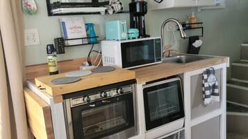 Fridge, microwave, dishwasher, coffee/tea maker