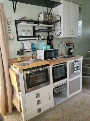 Fridge, microwave, dishwasher, coffee/tea maker