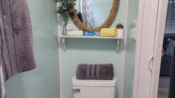 Asciugacapelli, asciugamani, sapone, shampoo