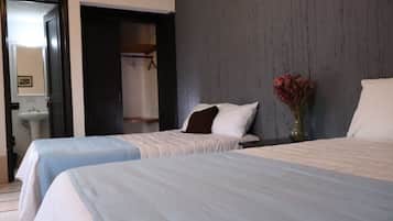Habitación doble superior | Escritorio, tabla de planchar con plancha y ropa de cama