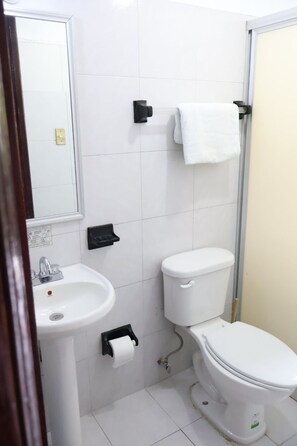Standard Two Beds | Bathroom | Shower, towels, soap, shampoo - OYO Hotel San Felipe Inn (Oaxaca)