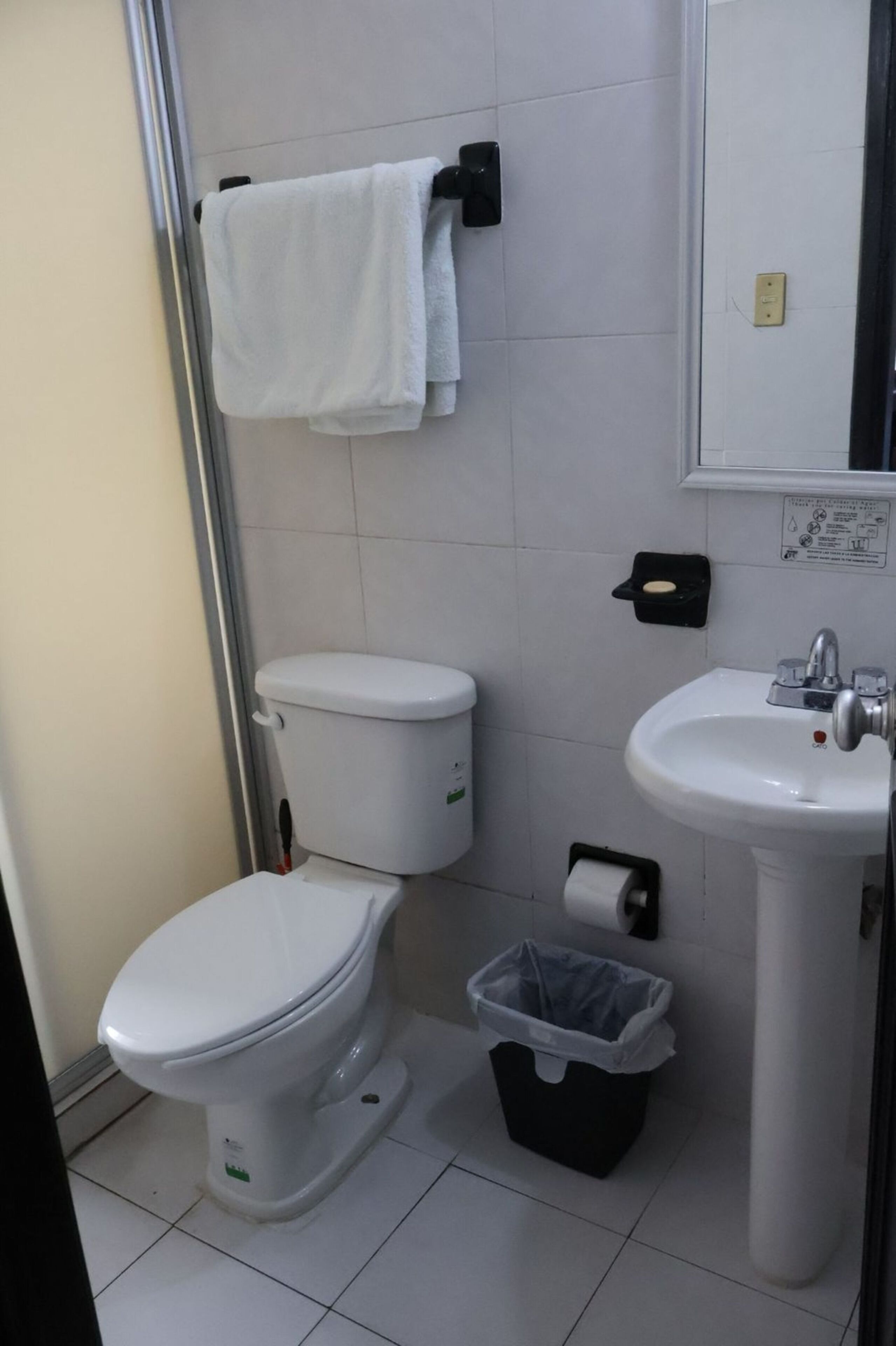 Habitación (Standard Two Beds) | Baño | Regadera, toallas, jabón, shampoo 