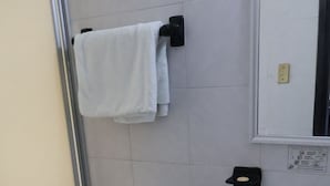 Standard Two Beds | Bathroom - OYO Hotel San Felipe Inn (Oaxaca)