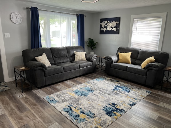Smart TV, books - Top-Rated Home Near Ball State & IU Hospital- Summer Specials (Muncie)