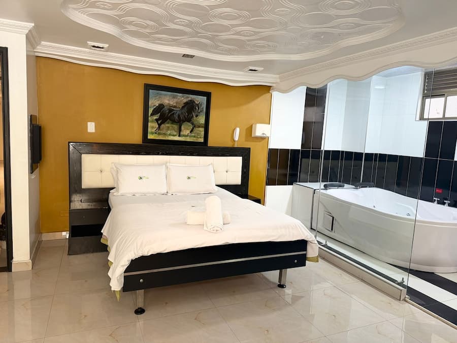 Quarto casal superior | Wi-Fi de cortesia, roupa de cama